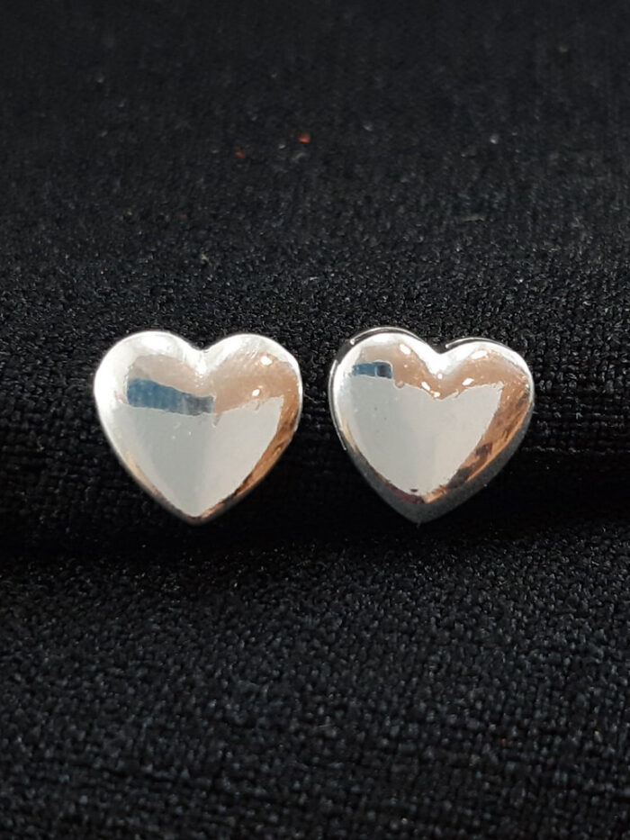 Brinco formato coração prateado