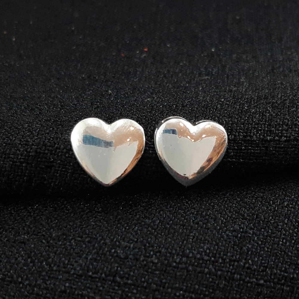 Brinco formato coração prateado