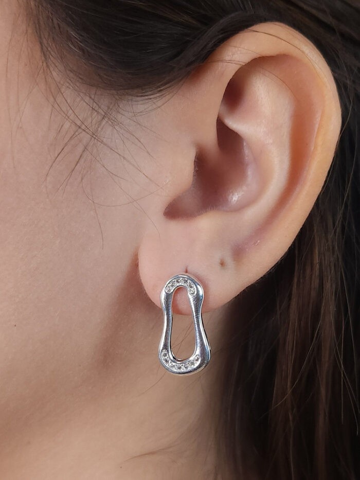 Brinco orgânico detalhe cravejado