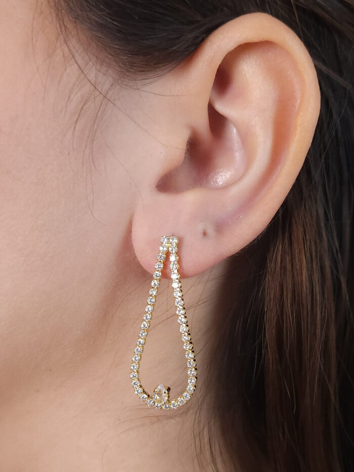 Brinco estilo gota cravejado com ponto de luz