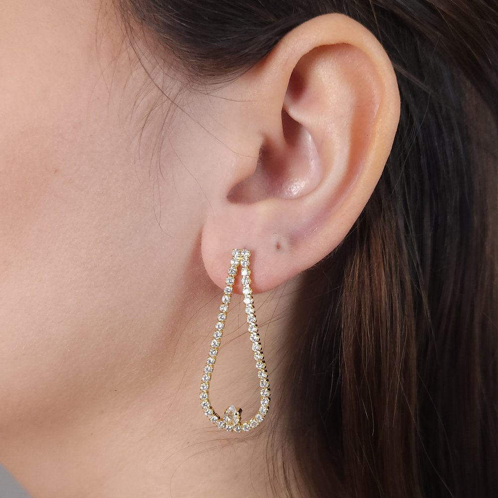 Brinco estilo gota cravejado com ponto de luz