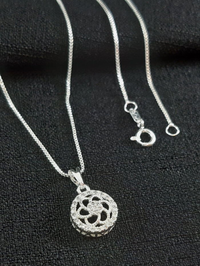 Gargantilha com pingente detalhe cravejado