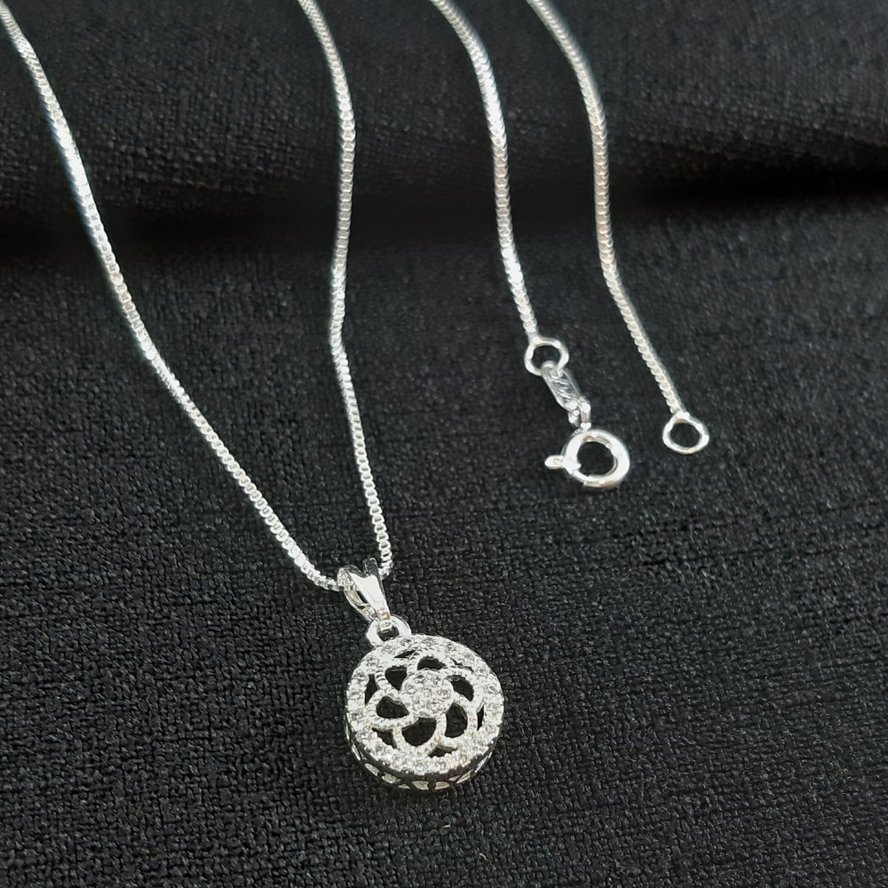 Gargantilha com pingente detalhe cravejado