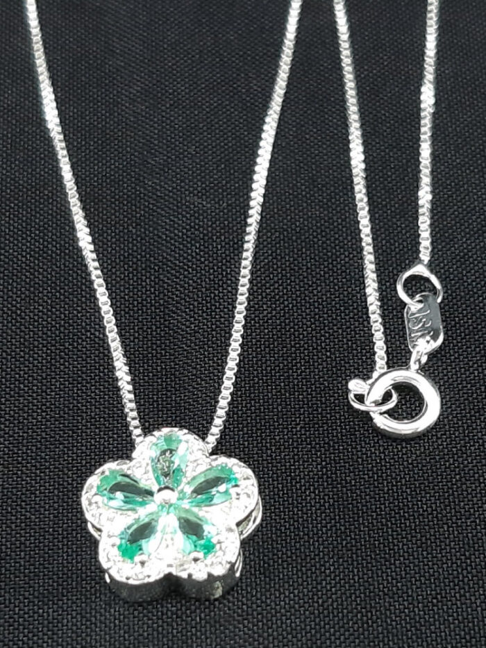 Gargantilha com pingente flor borda cravejada