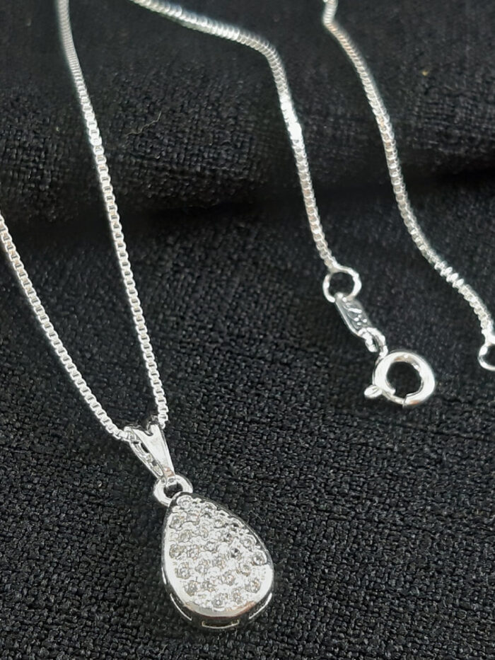 Gargantilha gota com detalhe cravejado