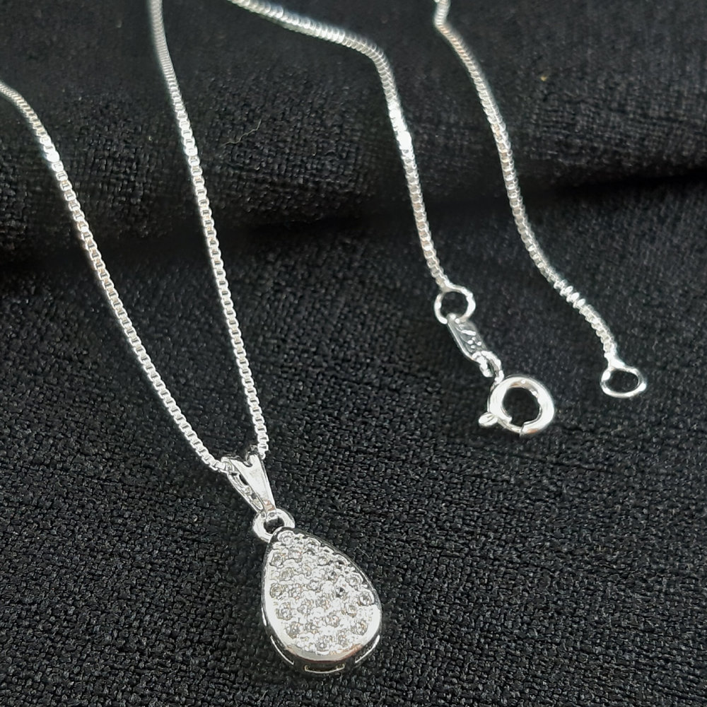 Gargantilha gota com detalhe cravejado