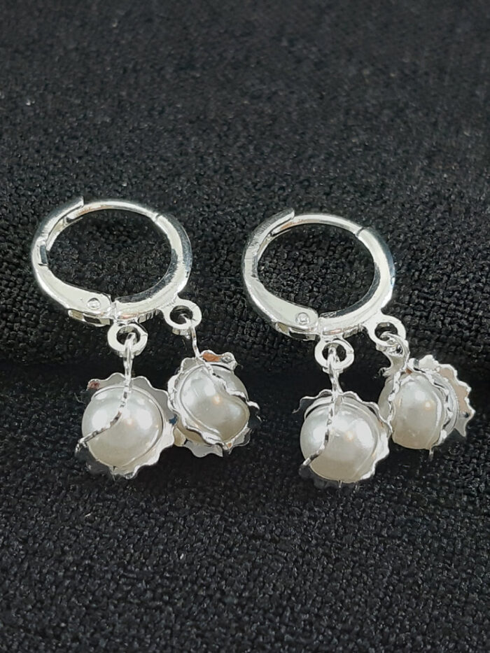 Brinco argolinha com duas pérolas detalhado