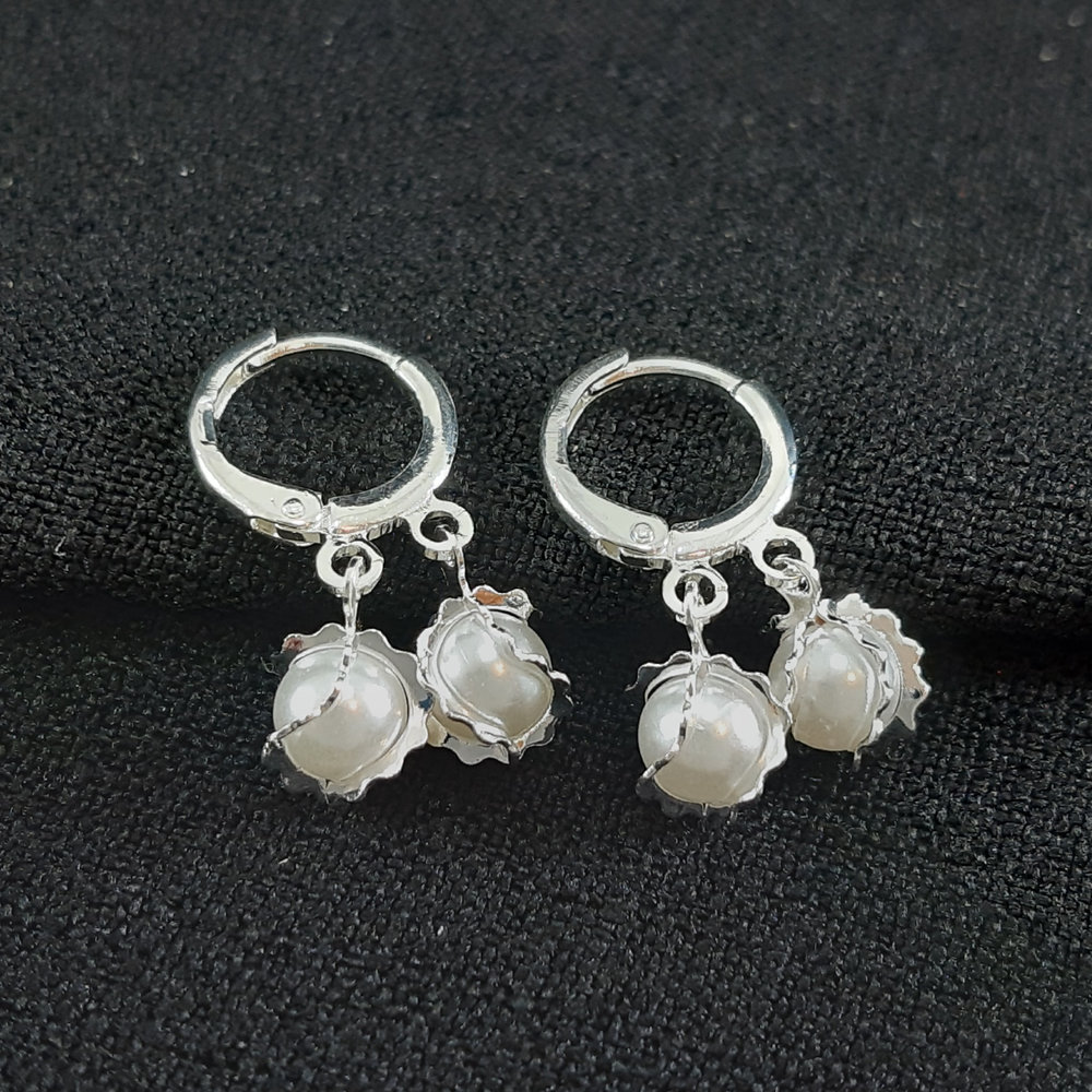 Brinco argolinha com duas pérolas detalhado