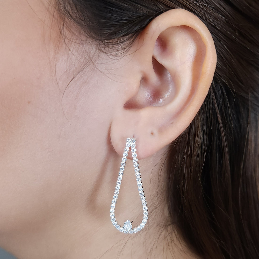 Brinco fio em strass cristal com formato de gota