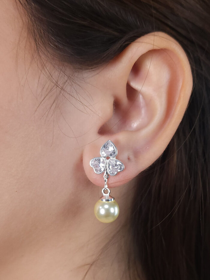 Brinco estilo trevo de coração prateado com pérola