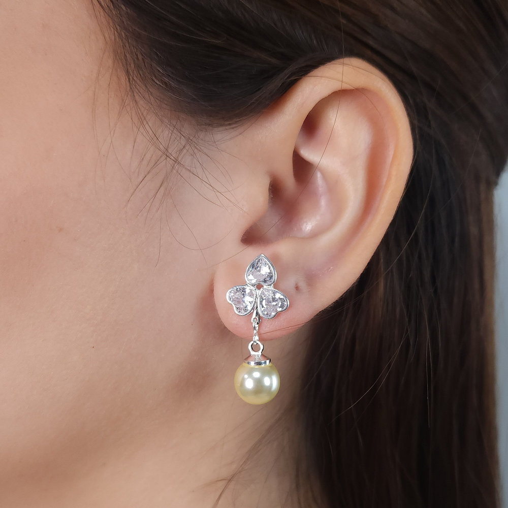 Brinco estilo trevo de coração prateado com pérola