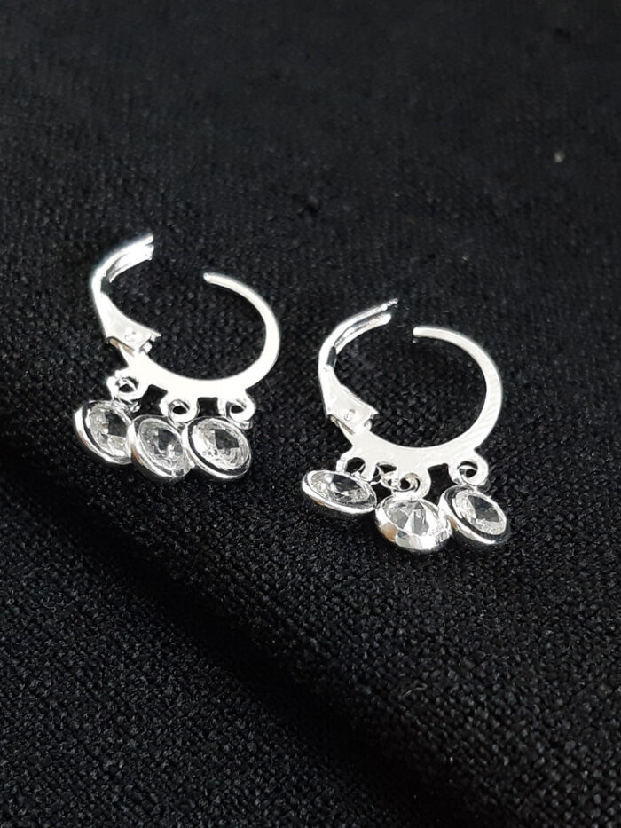 Brinco argola com três pontos de luz