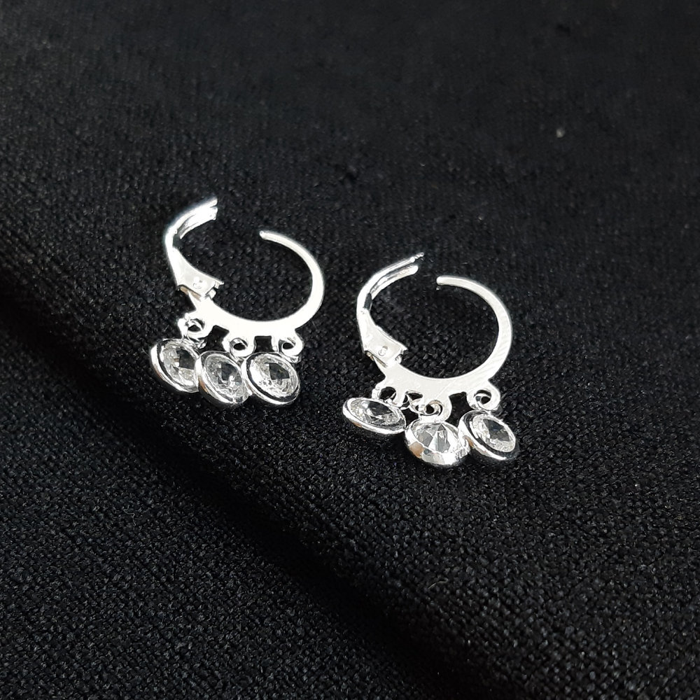 Brinco argola com três pontos de luz