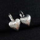 Brinco gancho com coração trabalhado