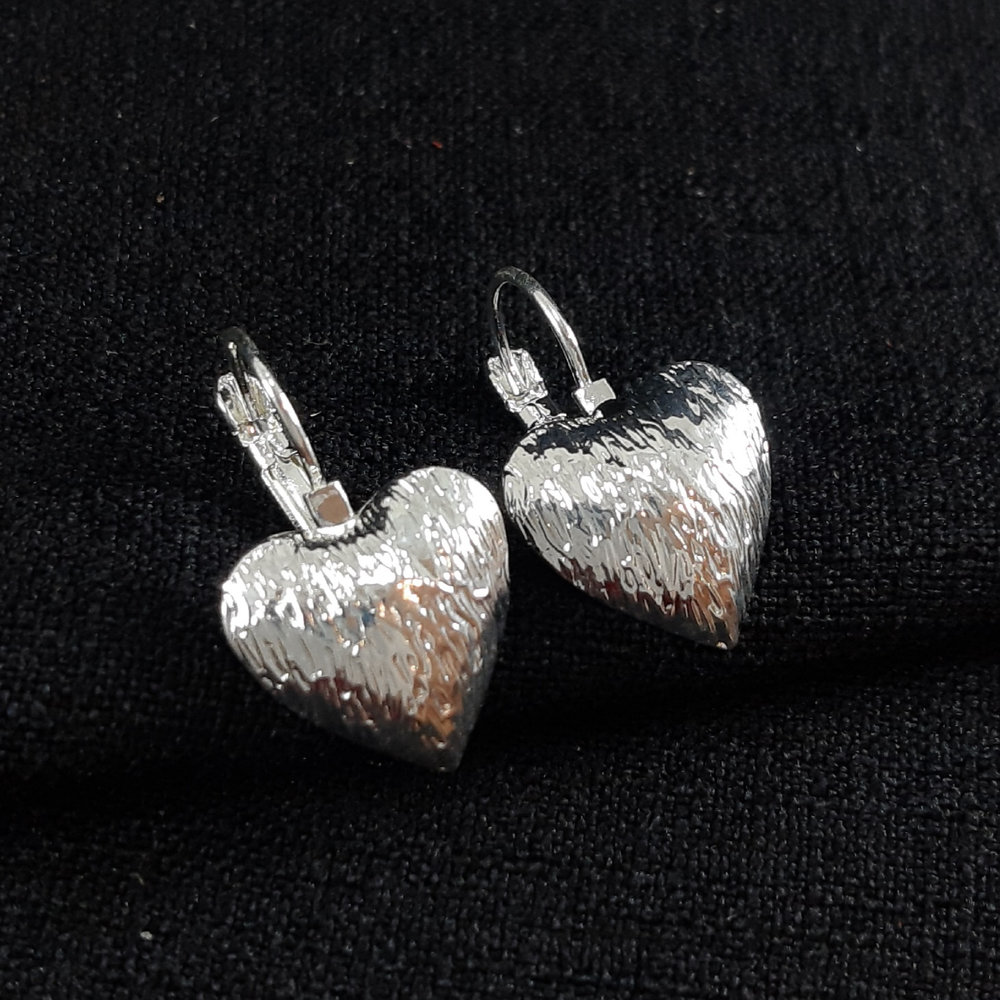 Brinco gancho com coração trabalhado