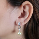 Brinco com zircônia fixa e elo vazado com pérola pendurada