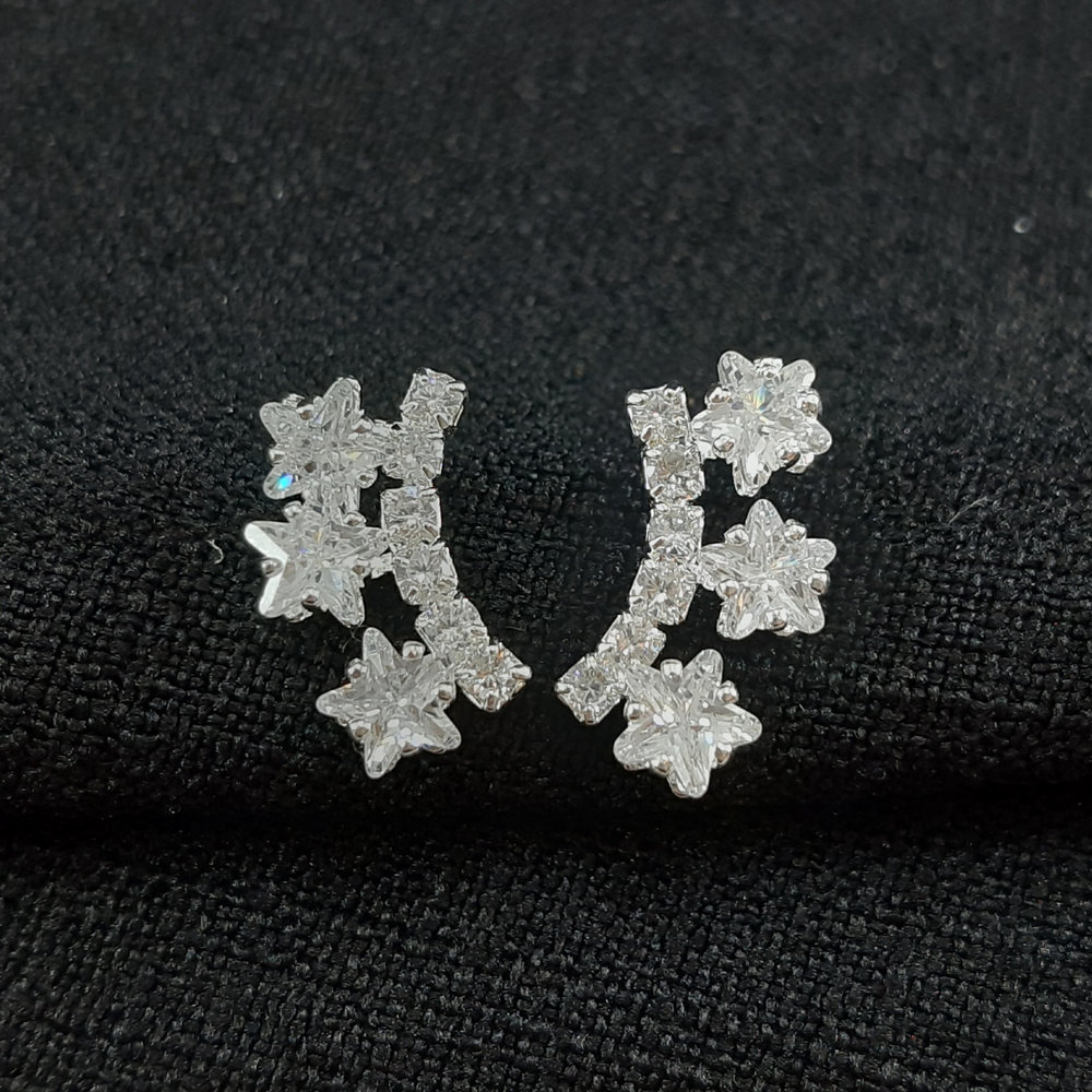 Brinco fio riviera com detalhe em estrela