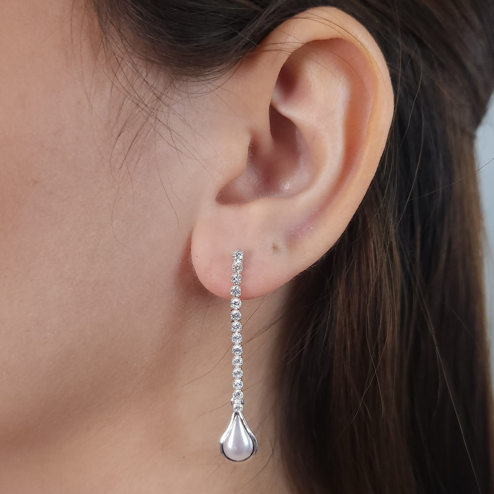 Brinco fio reviera com pérola formato gota