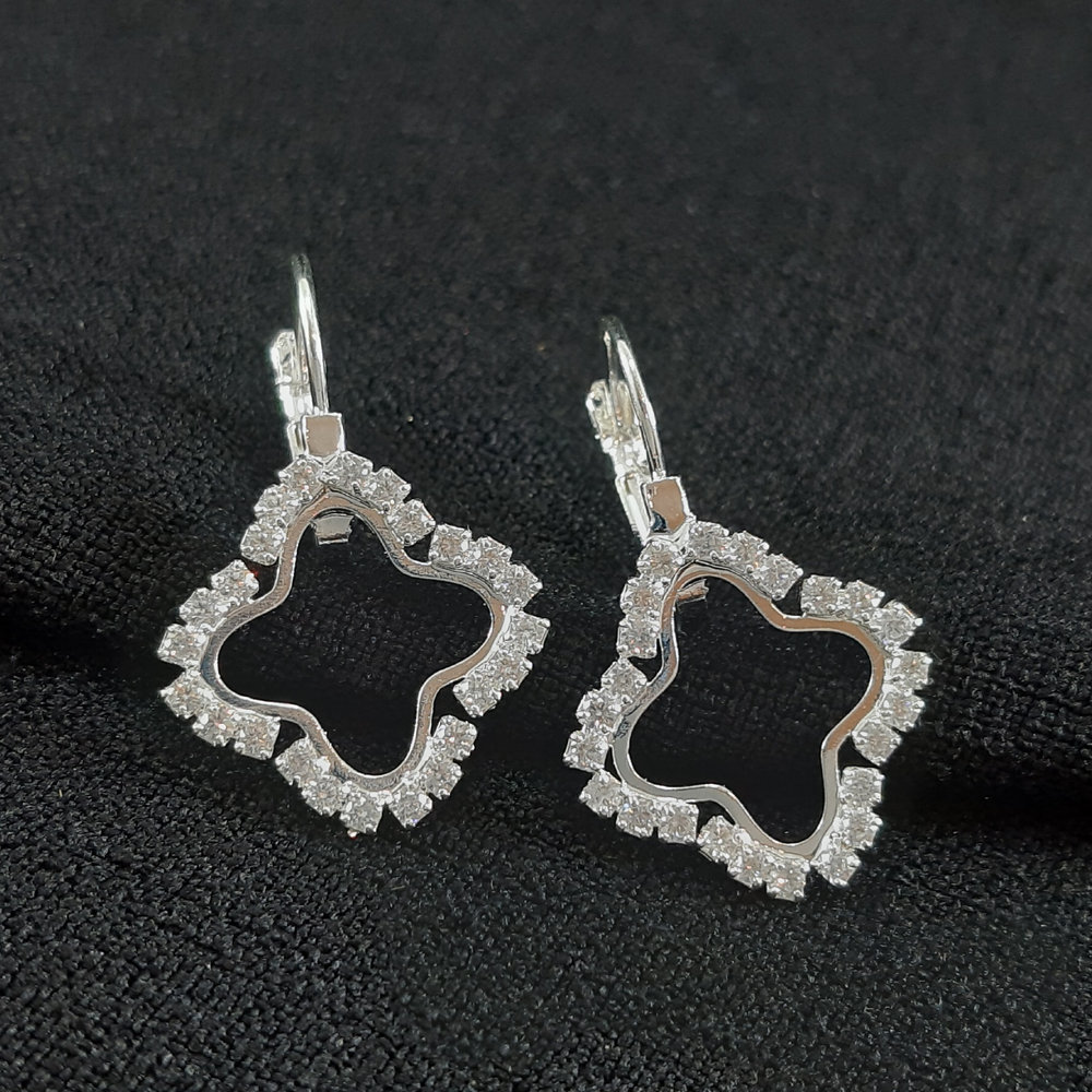 Brinco formato trevo detalhe cristal cravejado