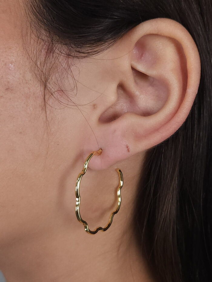 Argola lisa ondulada