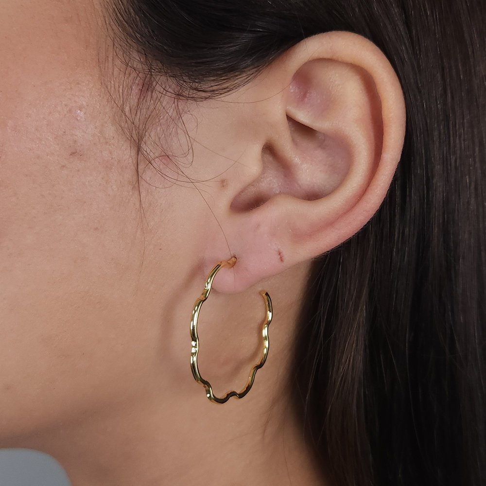 Argola lisa ondulada