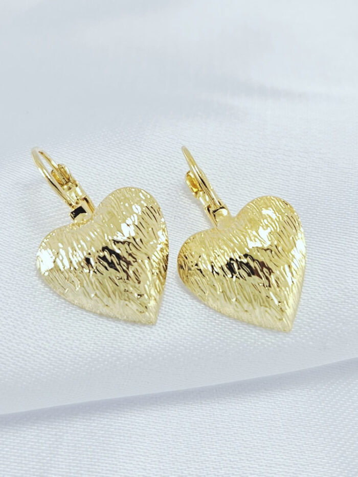 Brinco gancho de pressão coração detalhado