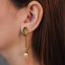 Brinco fio longo bola de perola