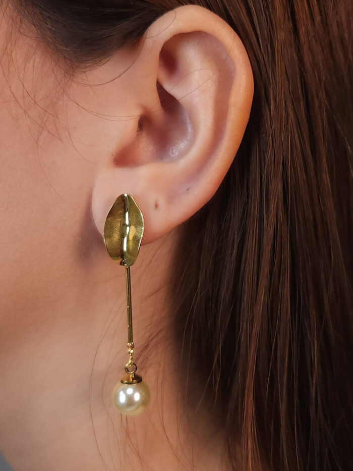 Brinco fio longo bola de perola