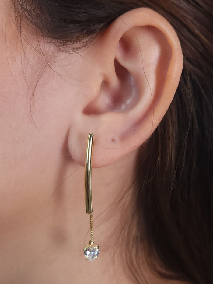 Brinco com base alongada estilo canudo e fio com coração pendurado