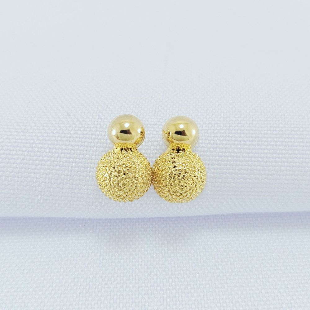 Brinco detalhado redondo