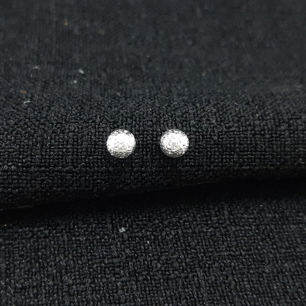 Brinco circulo prateado detalhado