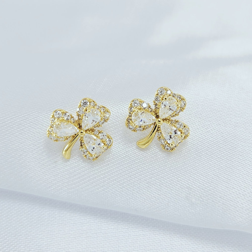 Brinco trevo cravejado