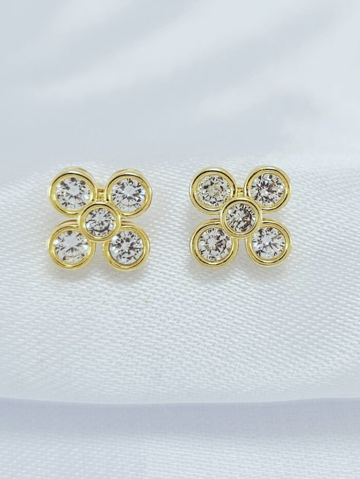 Brinco formato flor com pedra cristal