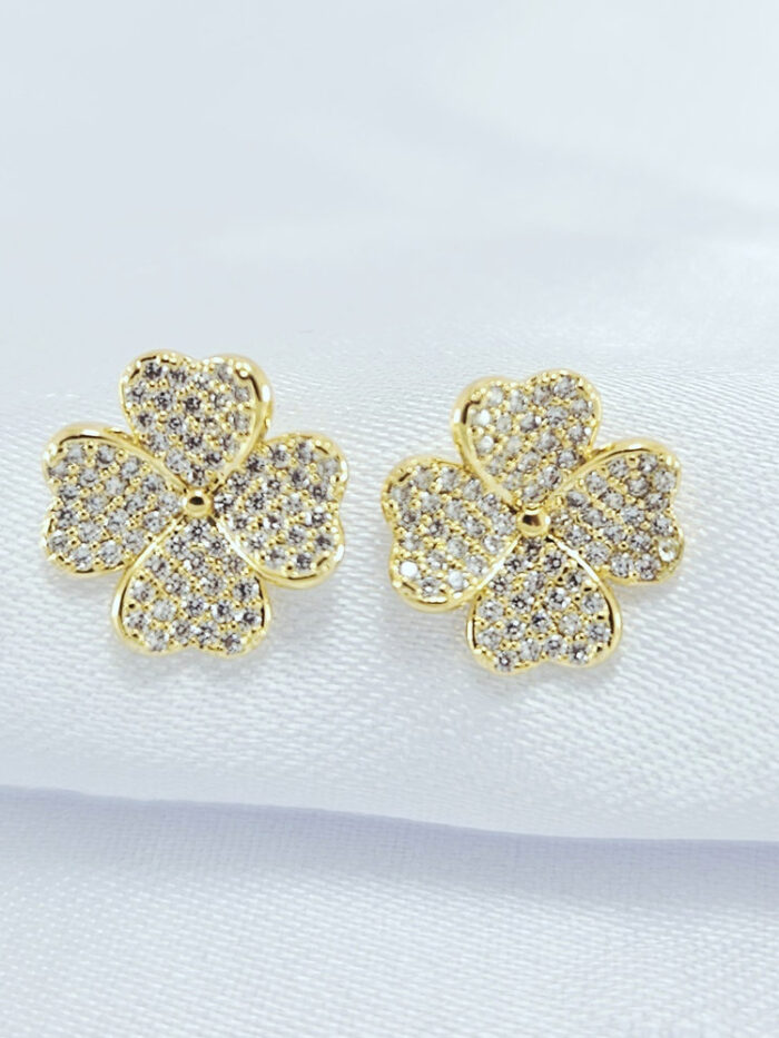 Brinco trevo cravejado