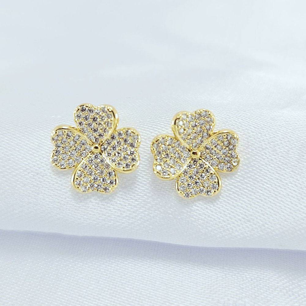 Brinco trevo cravejado