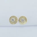 Brinco redondo cravejado detalhado