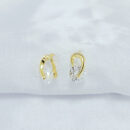 Brinco vazado com pedra cristal