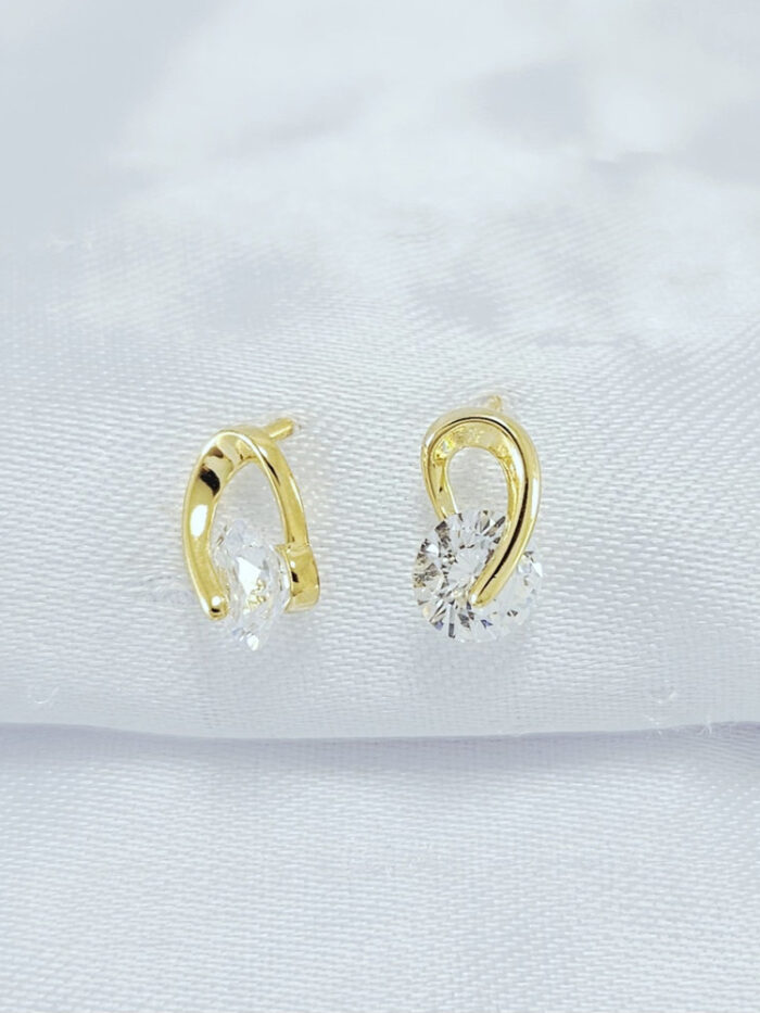 Brinco vazado com pedra cristal