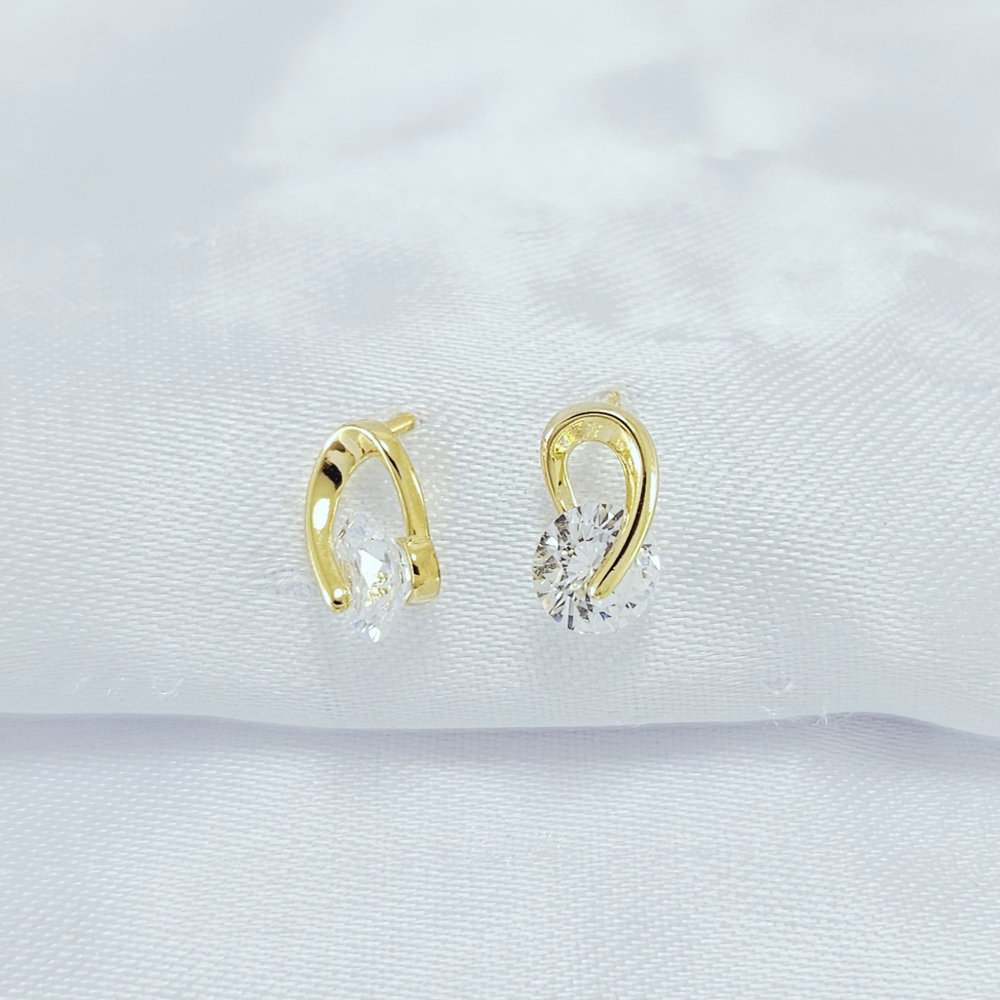 Brinco vazado com pedra cristal