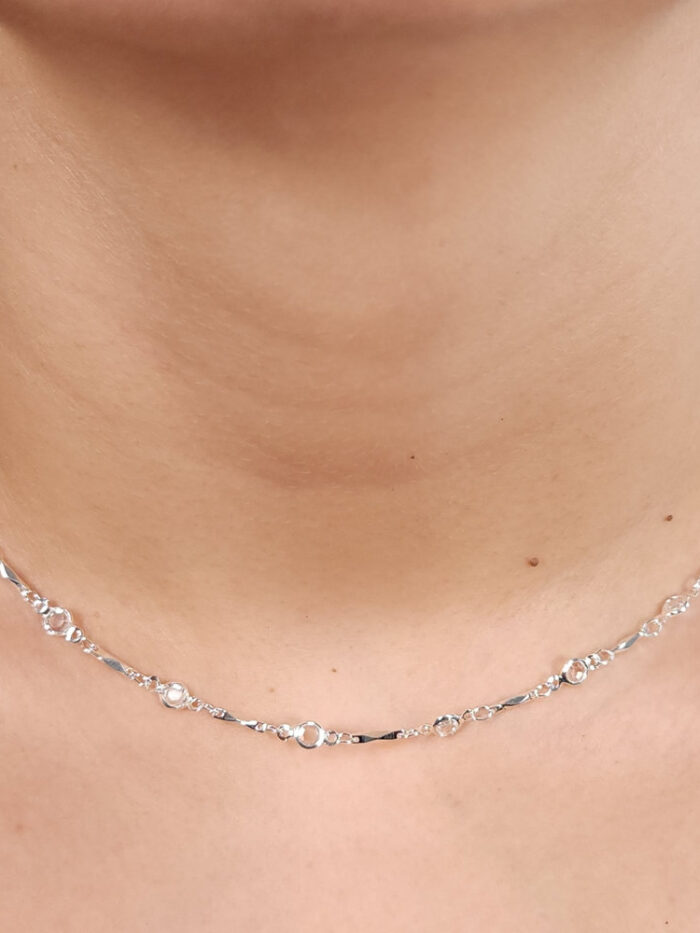 Gargantilha chocker caninho detalhe em pontos de luz