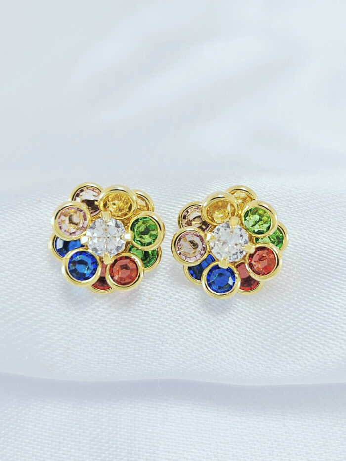 Brinco flor com petalas coloridas cravejado