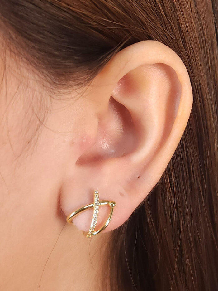 Brinco fios lisos e cravejado com zircônia