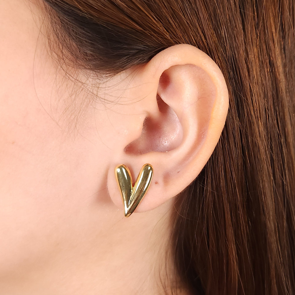 Brinco formato coração liso boleado