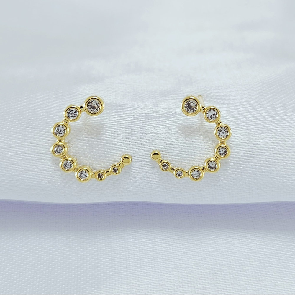 Brinco estilo meia lua com pedra cristal