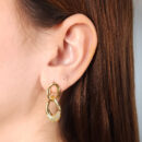 Brinco formato oval vazado detalhado