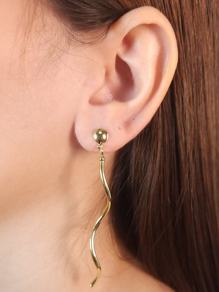 Brinco base redonda lisa com fio ondulado