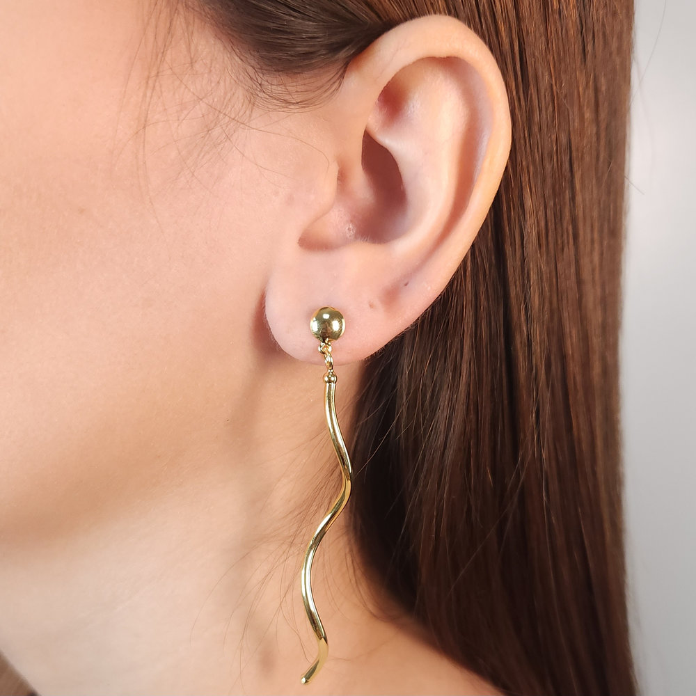 Brinco base redonda lisa com fio ondulado