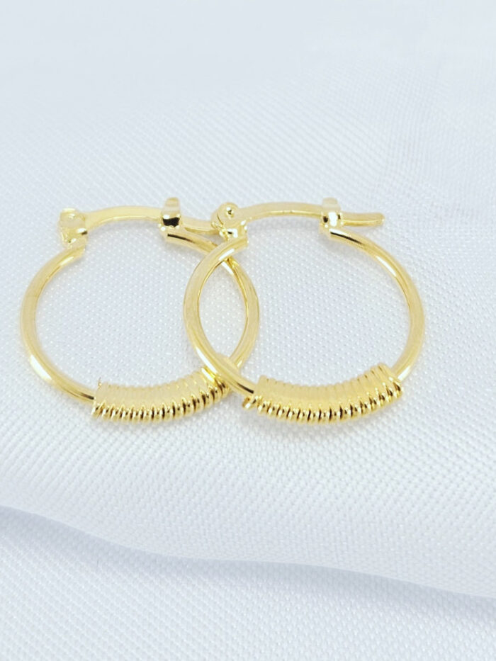 Brinco argola detalhada dourado