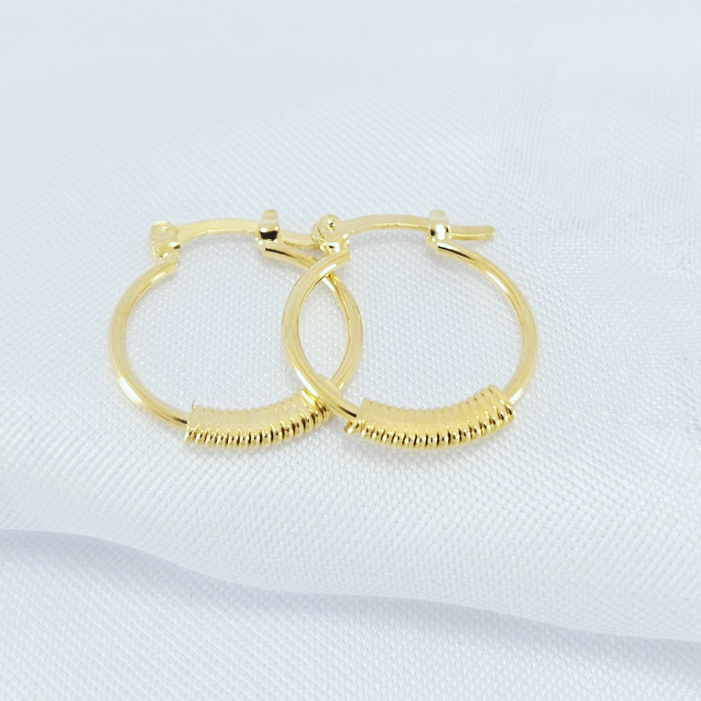 Brinco argola detalhada dourado