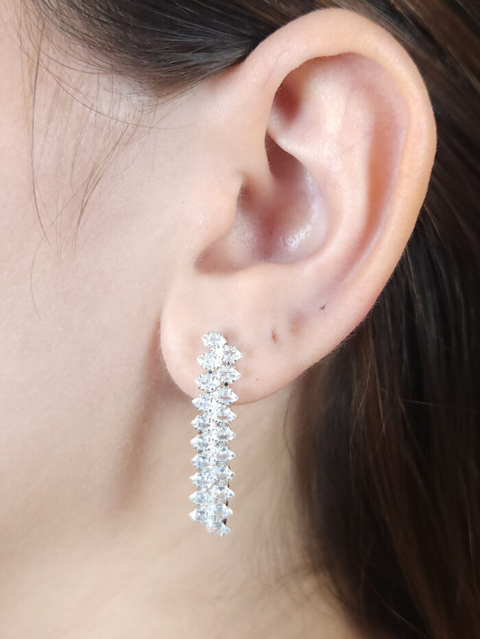 Brinco fio duplo com pedra navete